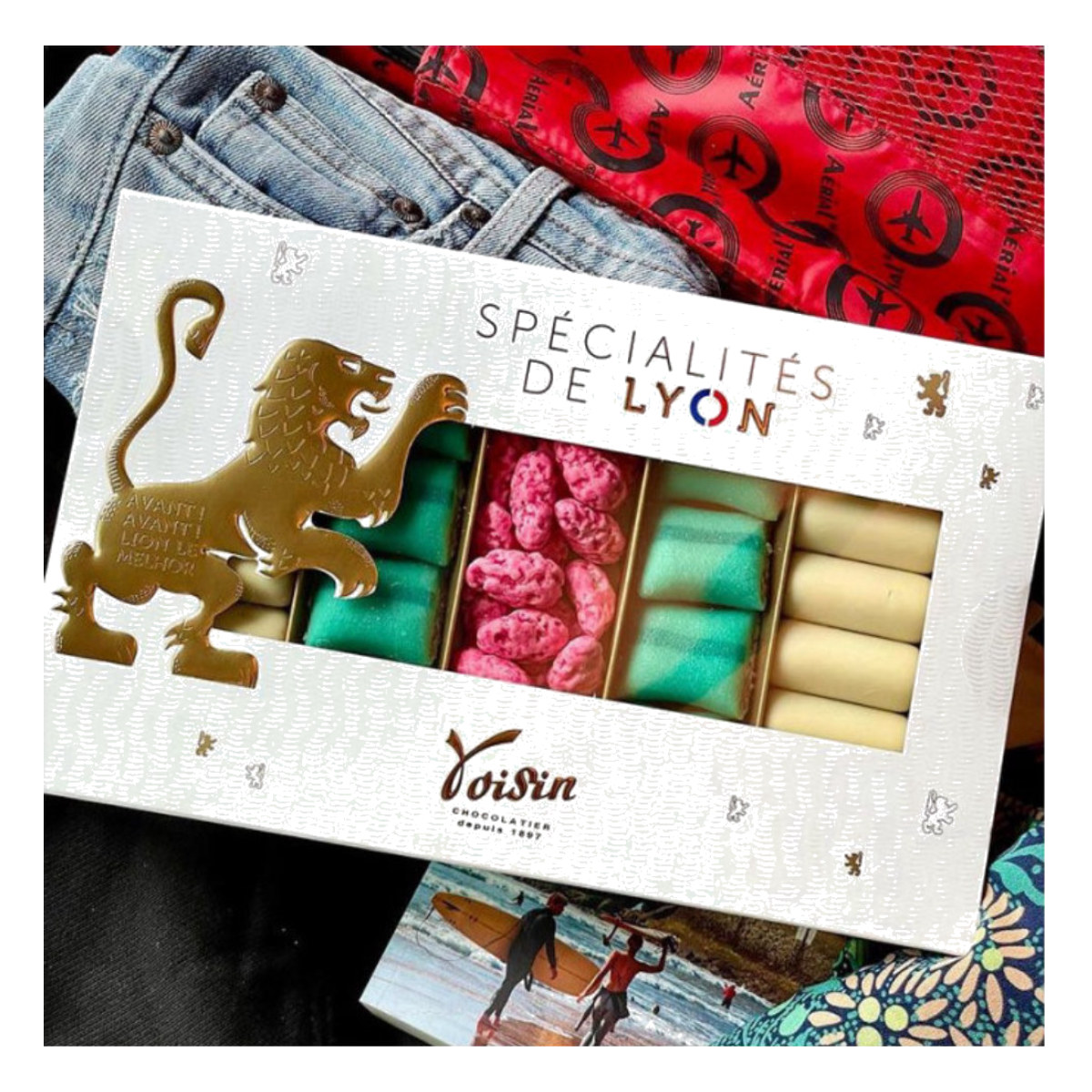 Boîte métal de spécialités gourmandes lyonnaises (coussins, quenelles et pralines roses) 280g